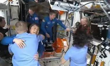 Astronautas varados regresaron a la Tierra desde la Estación Internacional