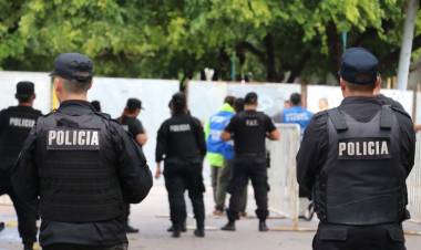 El Gobierno equipa a la Policía de Santa Fe con pistolas de electroshock y de proyectiles cinéticos