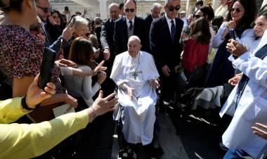 El Papa reapareció por sorpresa ante los fieles en la Plaza San Pedro