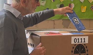 “Es importante que la gente se exprese en estas elecciones históricas para la provincia y la ciudad”, afirmó Perman.