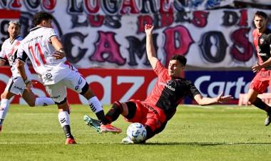 Crisis en Colón: volvió a perder y se quedó sin entrenador