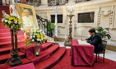 Pullaro en la Nunciatura Apostólica destacó el “llamado a la conciliación por sobre las diferencias” como legado del Papa Francisco