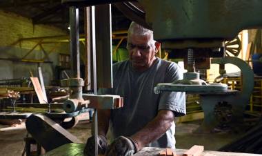 El mobiliario urbano de la ciudad se construye y recupera en los talleres municipales