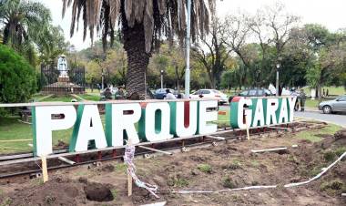 Recuperación de espacios públicos: el parque Juan de Garay luce sus nuevas letras corpóreas
