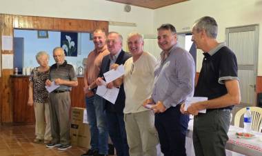 El senador Michlig y el diputado González entregaron aportes PFI a numerosas institucionales de San Cristóbal