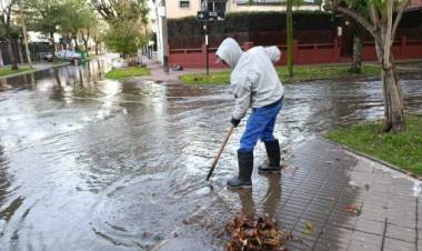 Tras el fuerte temporal, cuadrillas del municipio trabajan intensamente en la normalización de la ciudad