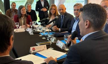 En una jornada inédita, Santa Fe mostró sus puertos a Córdoba para atraer clientes y consolidarse como polo exportador