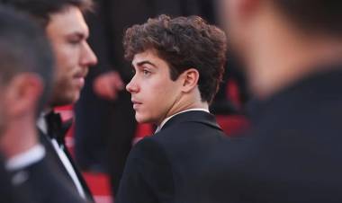 Franco Colapinto posó ante las cámaras en el Festival de Cannes: "Aprendí lo que es un smokin"