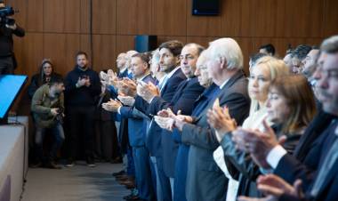 Poletti participó de la entrega de los diplomas a los convencionales reformadores