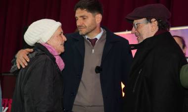 Pullaro encabezó la entrega de más de 70 escrituras a familias de Santo Tomé