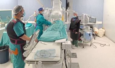Avance en salud pública: el Hospital Centenario realizó una intervención pionera con un dispositivo que mejora la seguridad de pacientes cardíacos