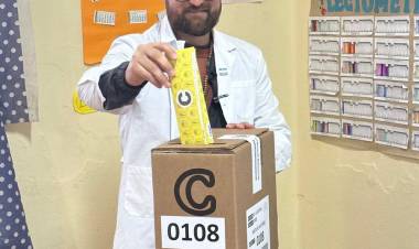 En la escuela Normal San Martín votó el "profe" Pedro Medei