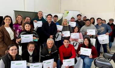Entrega de herramientas y certificados a egresados de los cursos de Empleo Verde