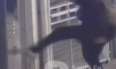 La GSI y el 911 detuvieron a un hombre que vandalizó vidrieras comerciales