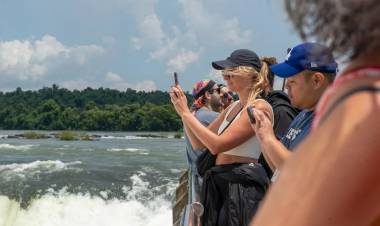 El truco de los turistas para ir a las Cataratas: duermen en Brasil, compran en Paraguay y pasean en Argentina