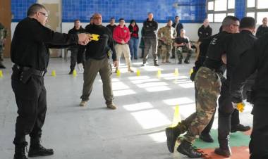 Seguridad: Santa Fe comenzó la formación de policías en el uso de pistolas Taser