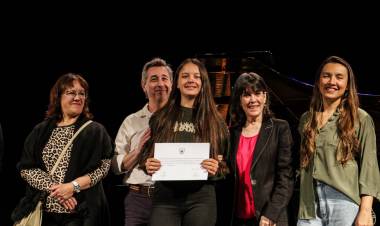 El Liceo Municipal “Antonio Fuentes del Arco” celebró el egreso de 130 estudiantes