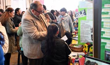 Poletti participó de la apertura de la Feria Provincial de Proyectos en la Estación Belgrano