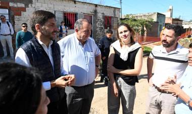 Poletti y Pullaro recorrieron las obras que se ejecutan en barrio San Lorenzo