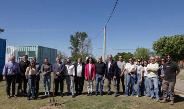 Empresas del PTLC plantaron árboles en el marco del programa de graduados de la UNL  