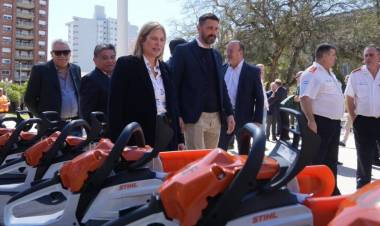Scaglia encabezó la entrega de camionetas y equipamiento para combatir incendios y proteger la biodiversidad