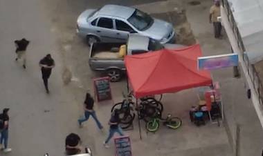 Rosario: impactante allanamiento con drone termina con dos detenidos por venta de drogas en Zona Cero