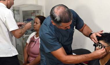 La Municipalidad, los colegios profesionales y el Hospital Sayago se unieron para que 50 vecinos accedan a lentes recetados