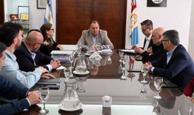 Poletti recibió el informe de la Comisión que analizó la situación de la Caja de Jubilaciones Municipal