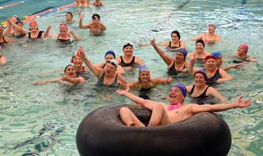 Adultos mayores finalizaron la temporada de natación con actividades y fiesta de despedida