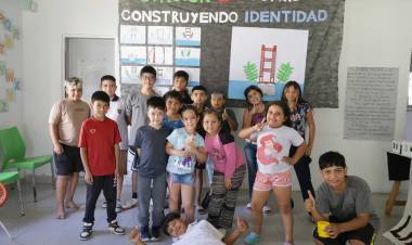 La ciudad impulsa la apropiación de su nueva bandera en las Estaciones Municipales