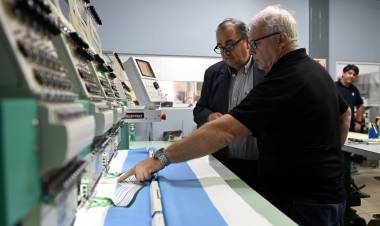 Hito histórico: a la bandera de la ciudad la confeccionan manos locales