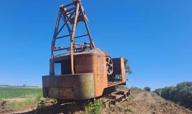 Símbolo del abandono: en el avance de la limpieza del Canal Aguiar por parte de Provincia, hallaron restos de una máquina excavadora