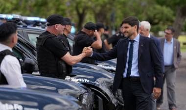 Pullaro entregó más camionetas 0 km a la Policía: “El método que llevamos adelante en Santa Fe trajo una drástica caída de la violencia y el delito”