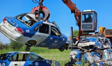 Provincia comenzó a compactar vehículos en el depósito policial del departamento San Justo