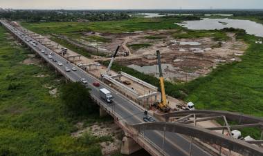 Puente Santa Fe-Santo Tomé: comenzó una nueva etapa de la obra con la colocación de las vigas longitudinales