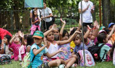 Juegos, aprendizaje y salud: capacitan al personal de colonias municipales para promover la vacunación