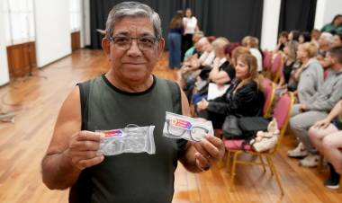Provincia entregó a jubilados marcos de lentes decomisados al delito