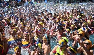Un clásico del verano: 2.400 personas participaron de la tradicional clase de aquagym en el Balneario del Saladillo