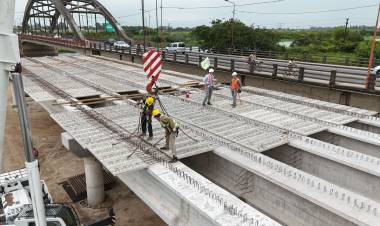 A paso firme: el nuevo Puente Carretero ya muestra la unión de vigas con prelosas