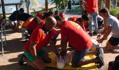 Temporada de playas: guardavidas realizan una capacitación para el uso de desfibriladores y manejo de la vía aérea