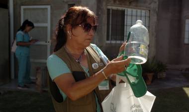 Dengue: la Municipalidad continúa con el descacharrado asistido en Colastiné Norte