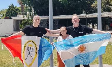 Ariel Sclafani donó banderas al Hospital Centenario