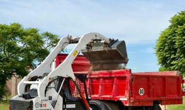 La Municipalidad realiza tareas de limpieza de cordones en distintos puntos de la ciudad