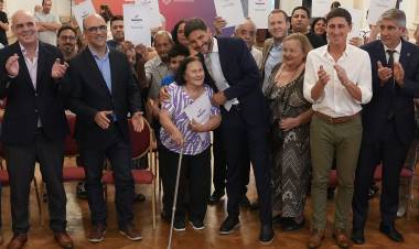 Pullaro encabezó la entrega de 19 escrituras a familias de la ciudad de Santa Fe