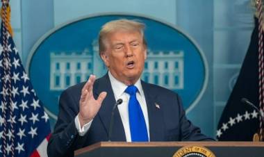 Trump impondrá aranceles a quienes vendan petróleo a Cuba