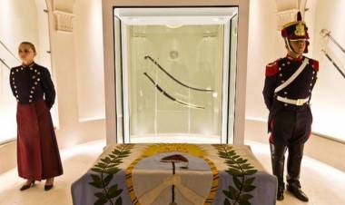 El traslado del sable corvo de José de San Martín reavivó el debate histórico y político