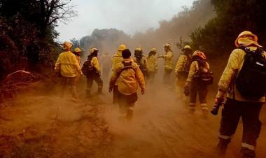 Intenso trabajo de brigadistas santafesinos en la cooperación interjurisdiccional para controlar el fuego en Chubut