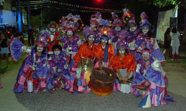 Comenzaron los Carnabarriales en Villa del Parque con coloridos trajes, murgas y desfiles