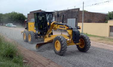 Poletti acelera el plan de mejoramiento vial con una nueva licitación para la compra de material granular