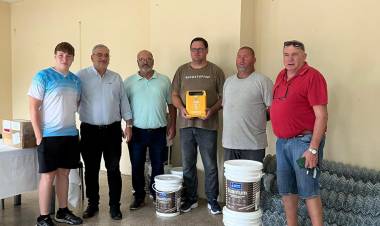 Calvo y Tivano entregaron desfibrilador al Sportivo Santa Clara